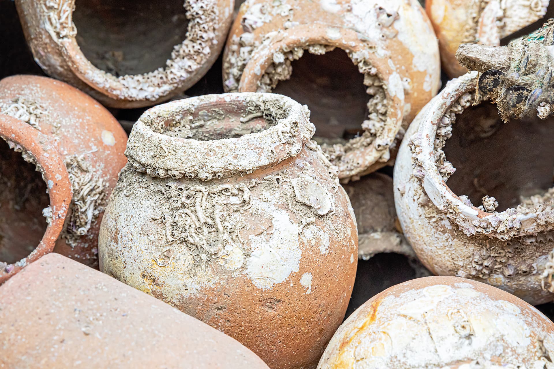 Cajirones, vasijas de barro usadas como trampas para la pesca de pulpo