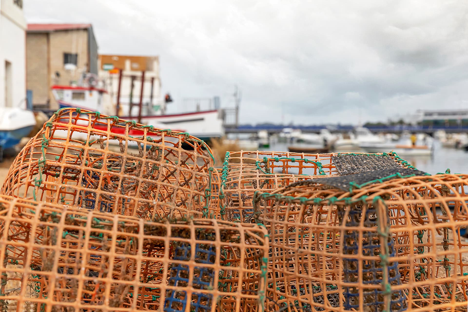 Nasas artesanales apiladas en el puerto de Isla Cristina